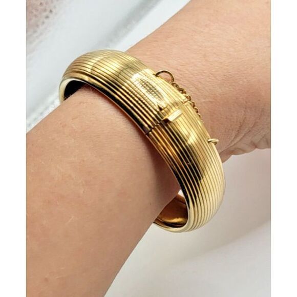 Hinged Goldtone Lightweight Bracelet with Safety Chain 2.5in dia - Picture 2 of 4